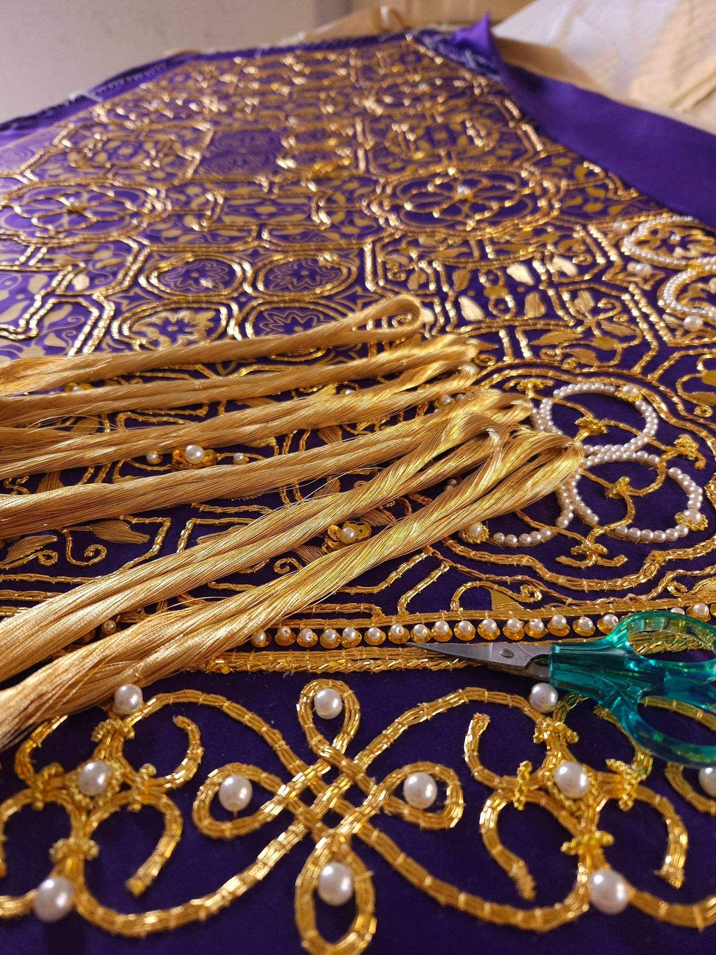 Random gold passing thread hanks