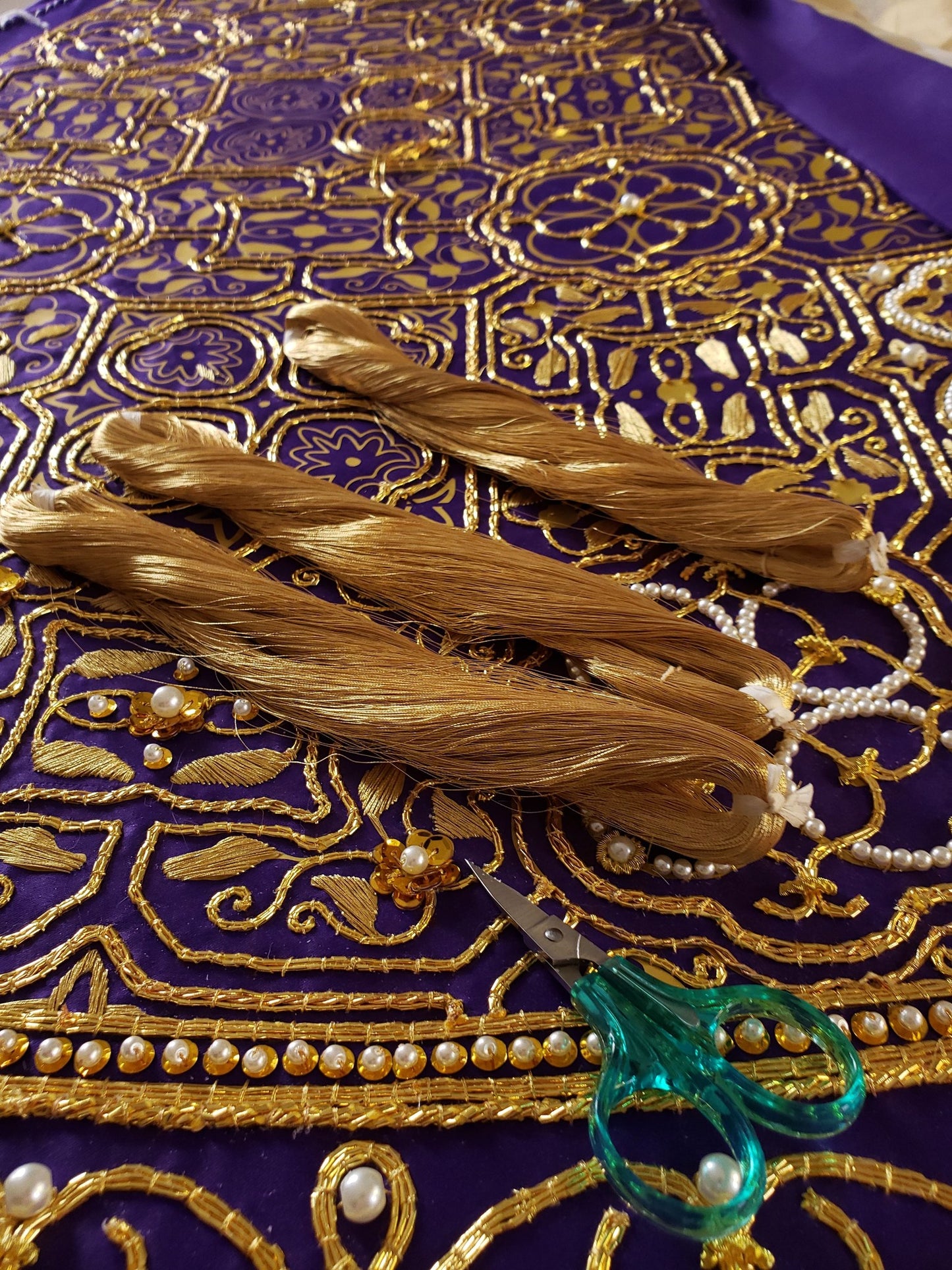 Random gold passing thread hanks