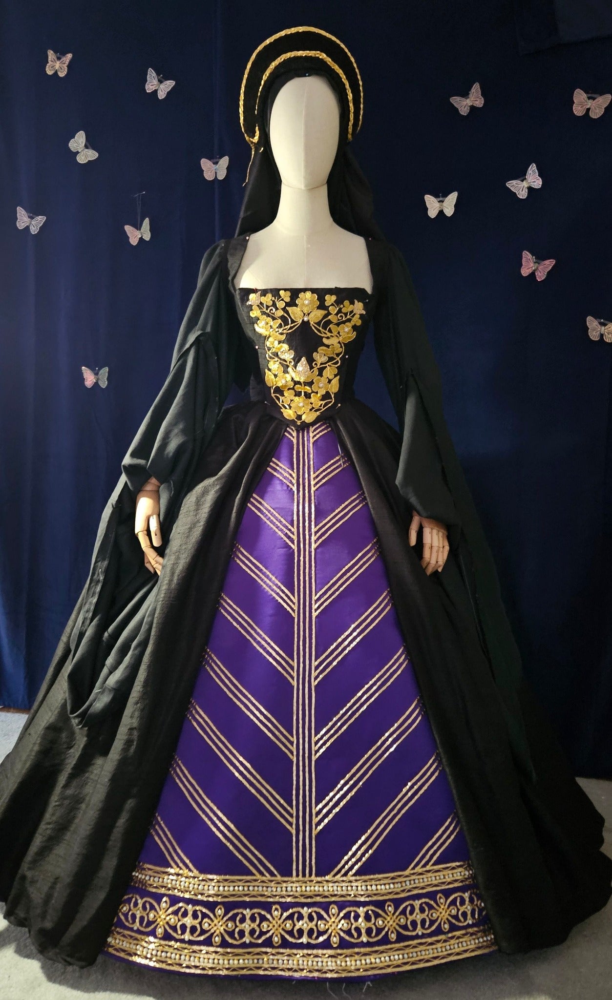 Elizabethan Chevron panel over Marian knotwork